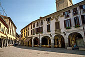 Abbiategrasso (Milano) - Piazza Marconi e il Pretorio, edificio del 1600.